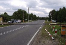 Niebezpieczna kolizja na przejeździe kolejowym w Krzątce