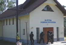 Policyjne ćwiczenia zagrożenia terrorystycznego w Nowej Dębie