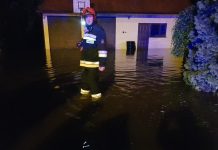 Wylał Bystrzyk i zalewa posesje. Wzbiera rzeka Dęba