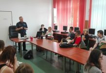 NARKOTYKI I DOPALACZE ZABIJAJĄ – POLICJANCI PRZESTRZEGAJĄ MŁODZIEŻ