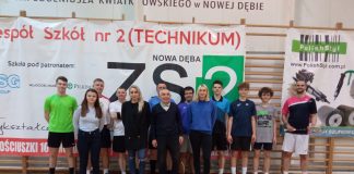 Na zdjęciu zacny solenizant Antoni Malcharek w otoczeniu badmintonistów wielu pokoleń