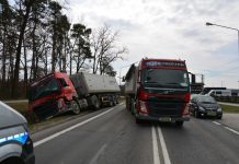 W NOWEJ DĘBIE ZDERZYŁY SIĘ DWIE CIĘŻARÓWKI I BUS