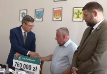 MARCIN WARCHOŁ WRĘCZYŁ SYMBOLICZNY CZEK NA REMONT DROGI POWIATOWEJ