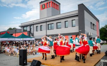Osiedle Dęba gościło polonijny zespół „Wesoły Lud” w ramach XX Światowego Festiwalu Polonijnych Zespołów Folklorystycznych N
