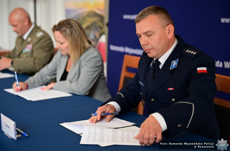 Policja i szkoła w Nowej Dębie razem w kształceniu przyszłych funkcjonariuszy