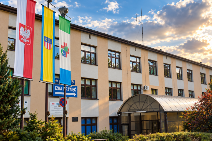 Szpital o zachodzie słońca z flagami